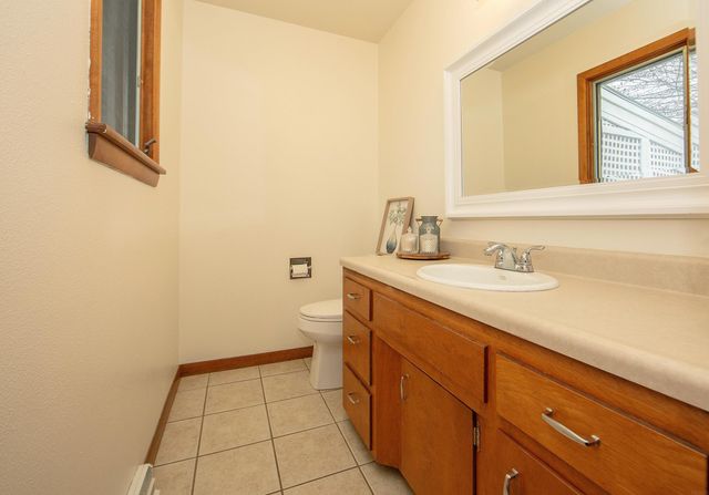 107 Crestwood Ave, Waverly, IA 50677