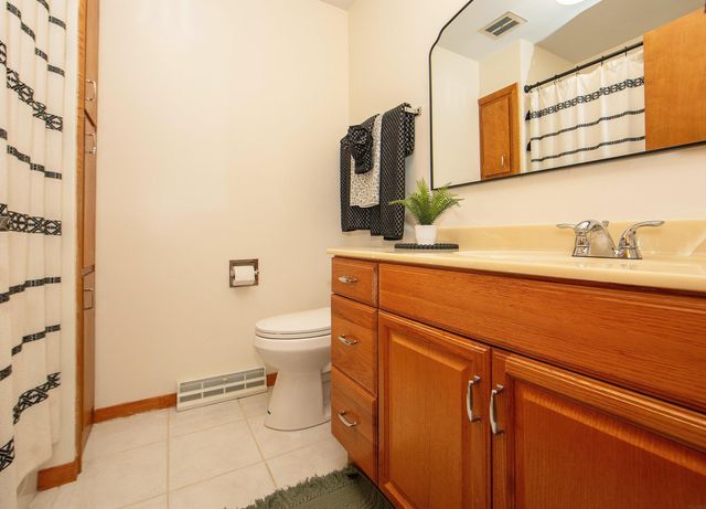 107 Crestwood Ave, Waverly, IA 50677