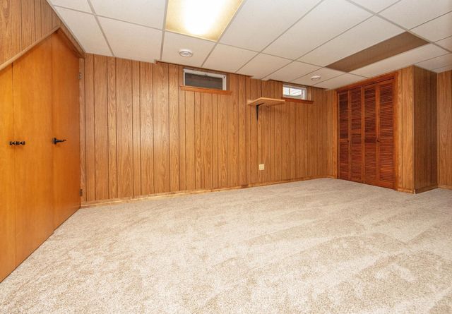 107 Crestwood Ave, Waverly, IA 50677