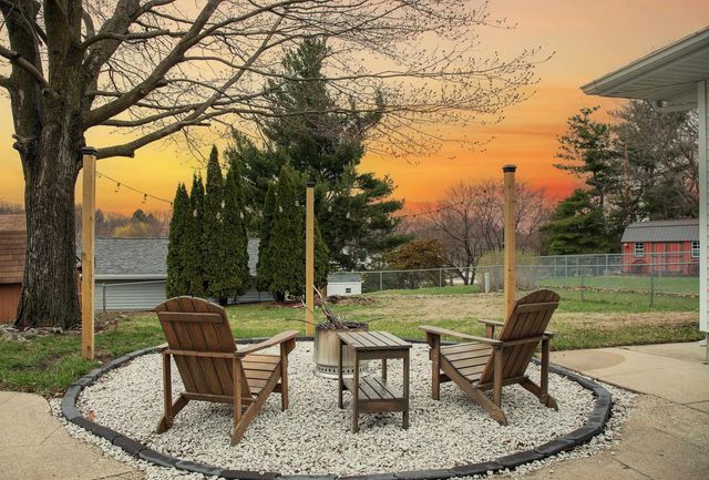 107 Crestwood Ave, Waverly, IA 50677