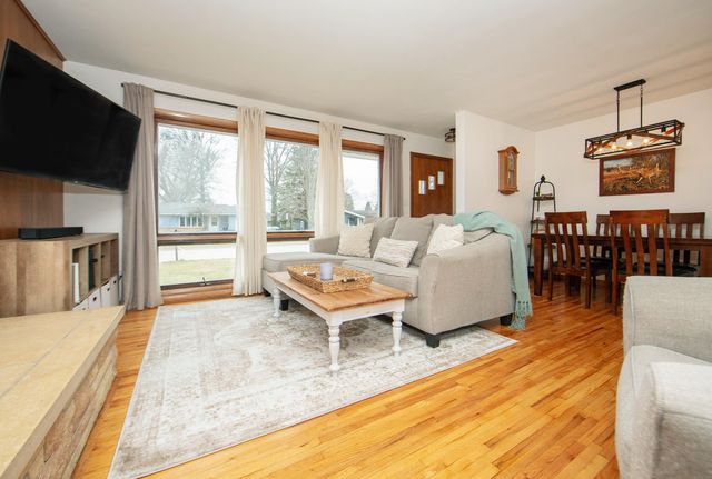 107 Crestwood Ave, Waverly, IA 50677