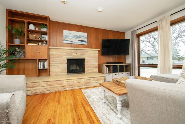 107 Crestwood Ave, Waverly, IA 50677