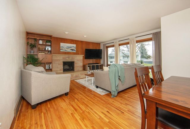 107 Crestwood Ave, Waverly, IA 50677