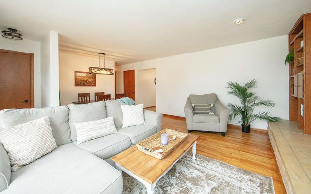 107 Crestwood Ave, Waverly, IA 50677