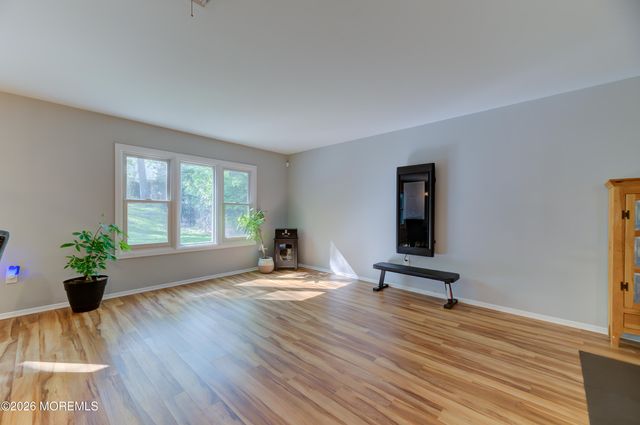 33 Imperia Place, Aberdeen, NJ 07747