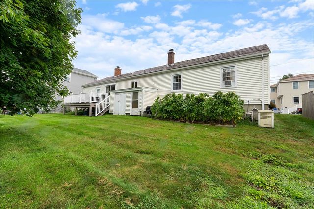 8 Wheeler Avenue, Bristol, RI 02809