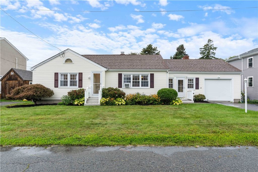 8 Wheeler Avenue, Bristol, RI 02809