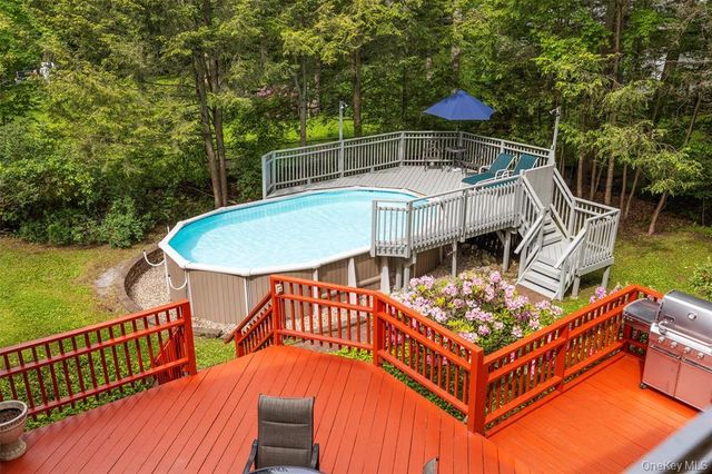 11 Carnelli Court, Poughkeepsie, NY 12603