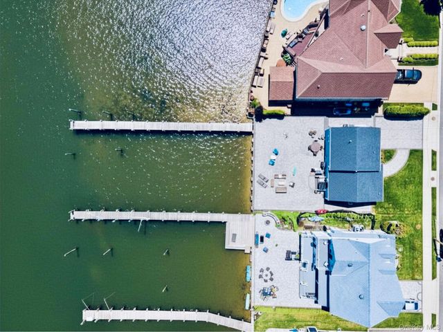 5 Division Avenue, Massapequa, NY 11758
