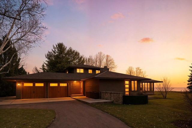 1859 Dynna DRIVE, Grafton, WI 53024