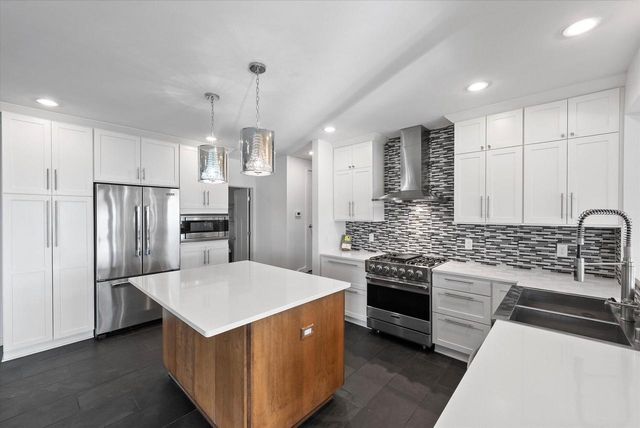 1859 Dynna DRIVE, Grafton, WI 53024