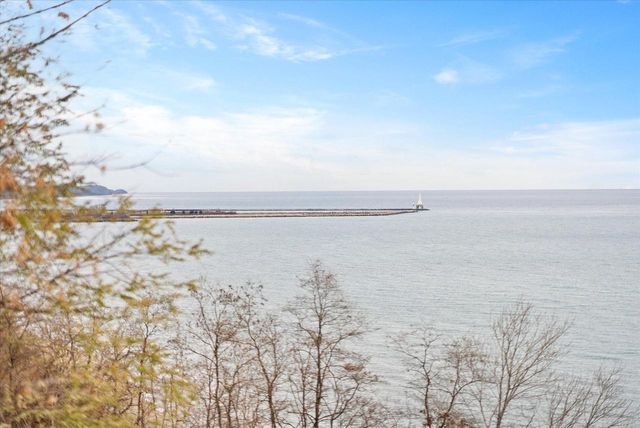 1859 Dynna DRIVE, Grafton, WI 53024