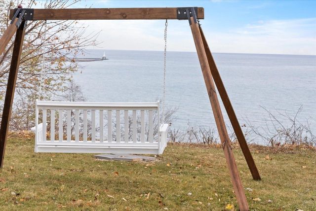 1859 Dynna DRIVE, Grafton, WI 53024