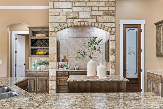 245 Triple R, La Vernia, TX 78121