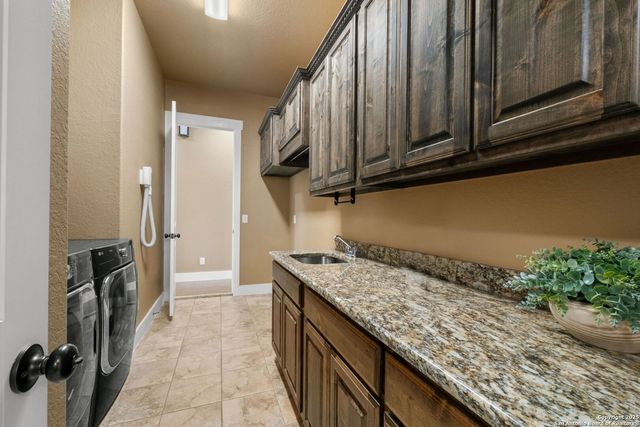 245 Triple R, La Vernia, TX 78121