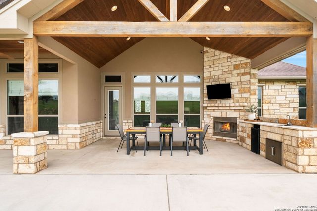 245 Triple R, La Vernia, TX 78121