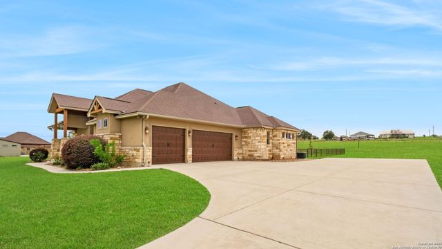 245 Triple R, La Vernia, TX 78121