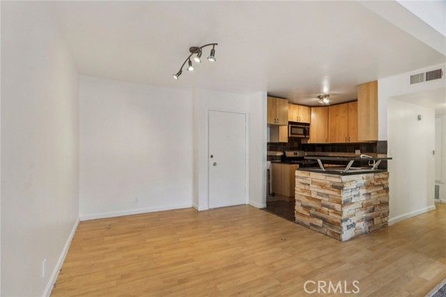 18620 Hatteras Street 247, Tarzana (los Angeles), CA 91356