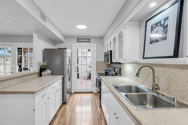 6469 Olympia Drive, Houston, TX 77057