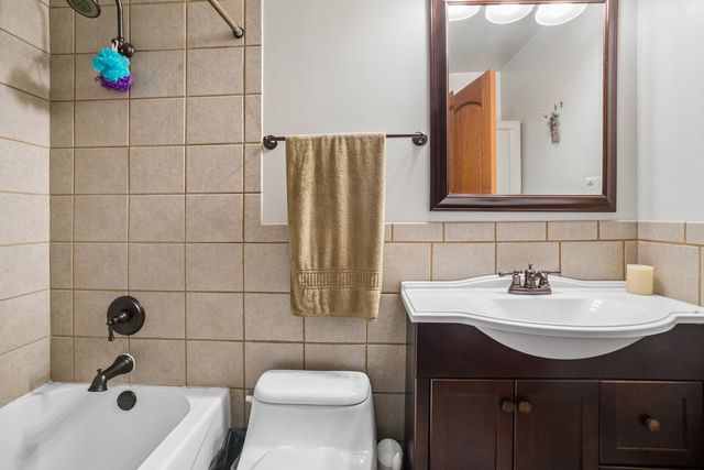 932 W Weathersfield Way, Schaumburg, IL 60193