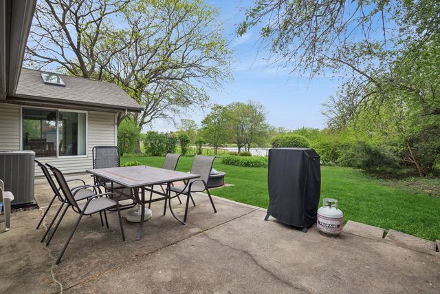 932 W Weathersfield Way, Schaumburg, IL 60193