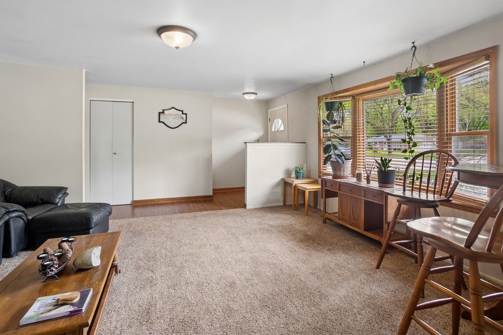 Image 11 of property listing at 932 W Weathersfield Way, Schaumburg, IL 60193