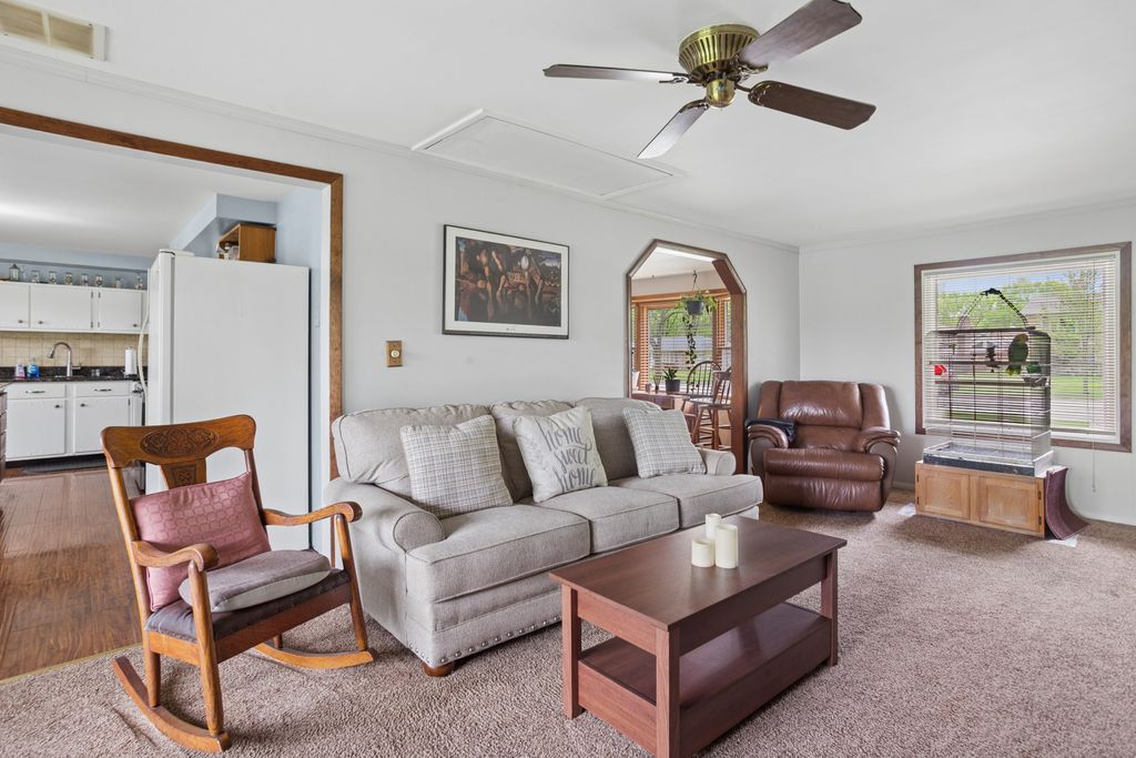 Image 12 of property listing at 932 W Weathersfield Way, Schaumburg, IL 60193