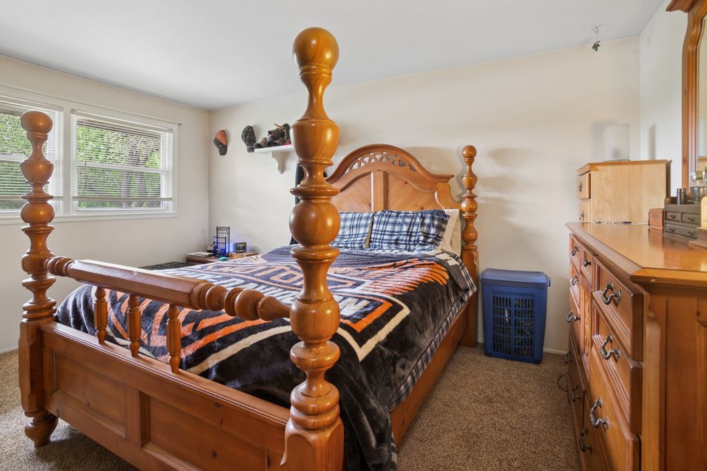 Image 14 of property listing at 932 W Weathersfield Way, Schaumburg, IL 60193