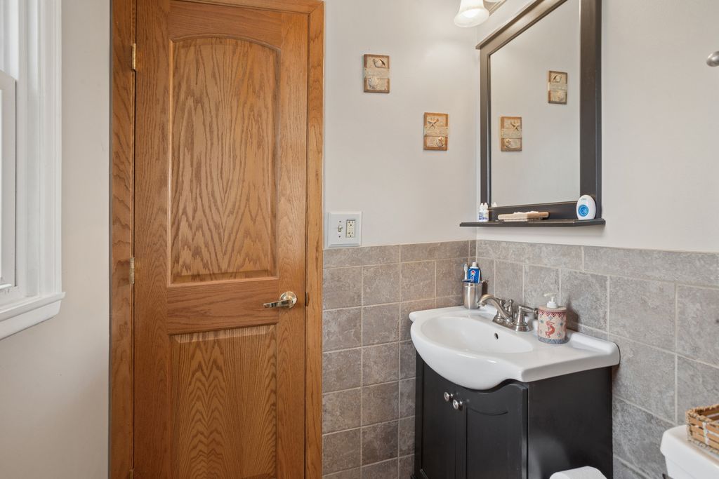 Image 15 of property listing at 932 W Weathersfield Way, Schaumburg, IL 60193