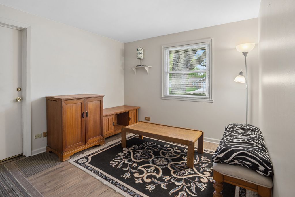 Image 16 of property listing at 932 W Weathersfield Way, Schaumburg, IL 60193