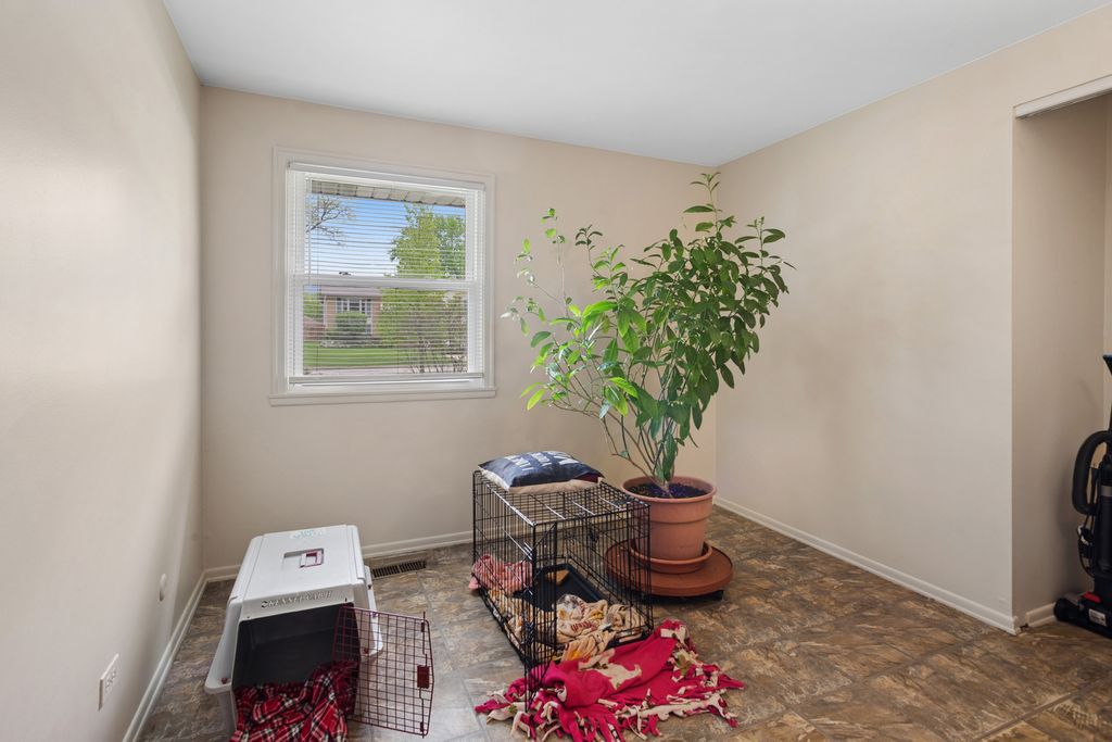 Image 17 of property listing at 932 W Weathersfield Way, Schaumburg, IL 60193