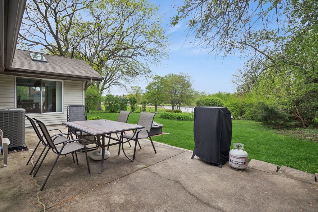 Image 19 of property listing at 932 W Weathersfield Way, Schaumburg, IL 60193