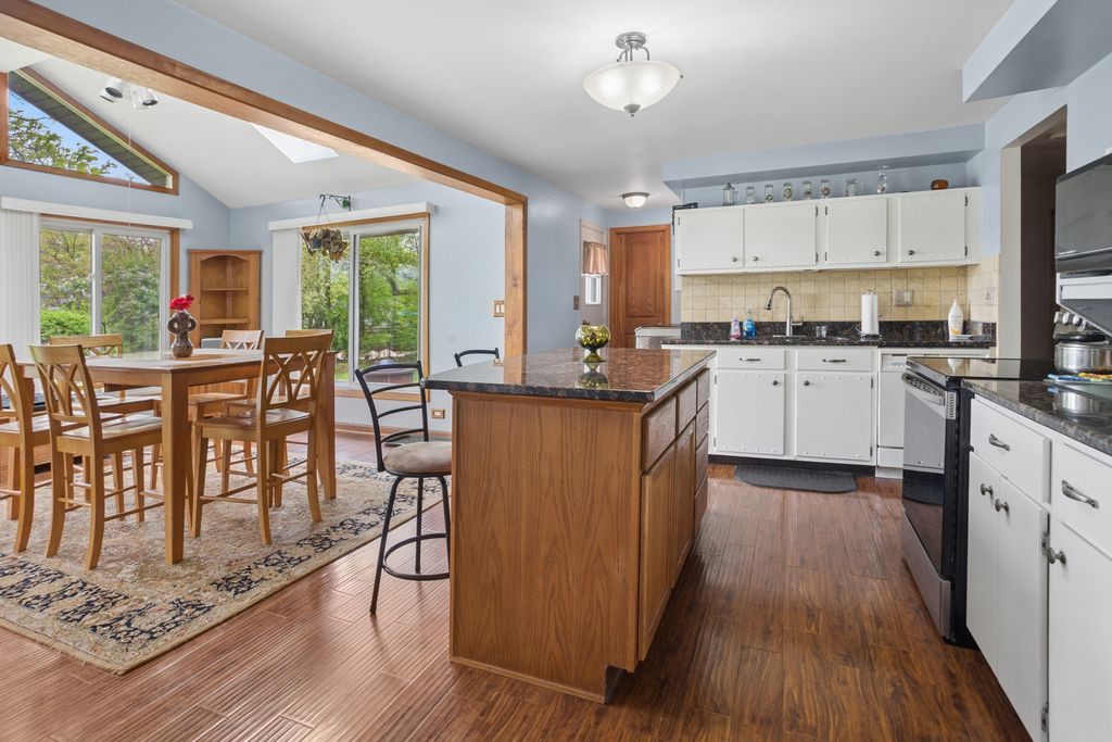 Image 5 of property listing at 932 W Weathersfield Way, Schaumburg, IL 60193