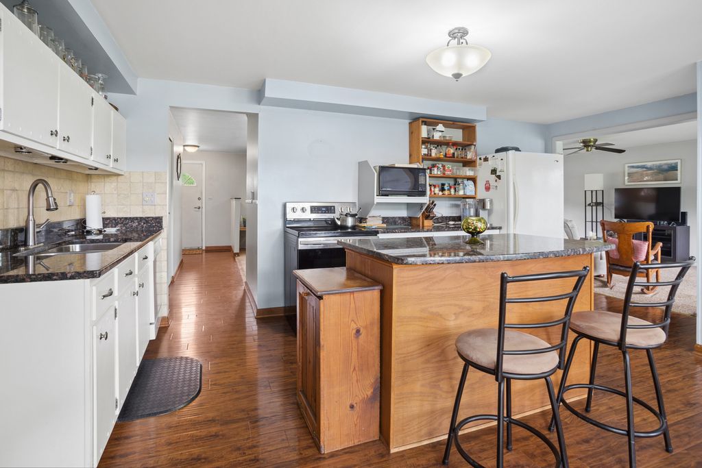 Image 7 of property listing at 932 W Weathersfield Way, Schaumburg, IL 60193