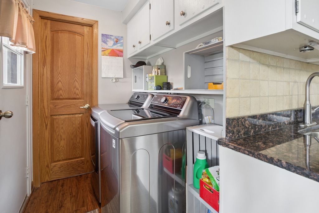 Image 8 of property listing at 932 W Weathersfield Way, Schaumburg, IL 60193