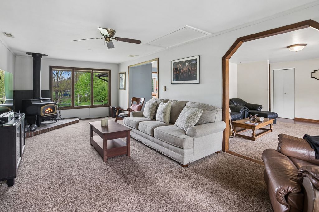 Image 9 of property listing at 932 W Weathersfield Way, Schaumburg, IL 60193