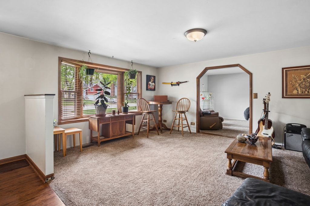 Image 10 of property listing at 932 W Weathersfield Way, Schaumburg, IL 60193