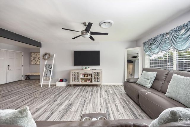 5005 Surrey Lane, Bakersfield, CA 93309