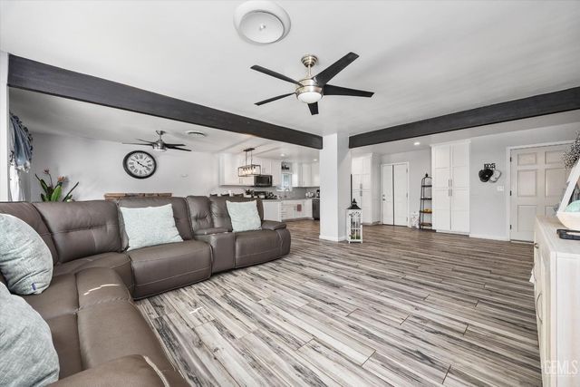 5005 Surrey Lane, Bakersfield, CA 93309