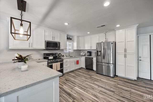 5005 Surrey Lane, Bakersfield, CA 93309