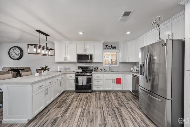 5005 Surrey Lane, Bakersfield, CA 93309