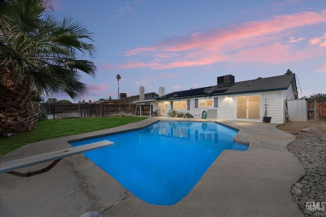 5005 Surrey Lane, Bakersfield, CA 93309