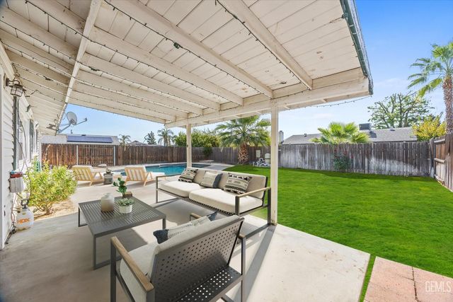 5005 Surrey Lane, Bakersfield, CA 93309