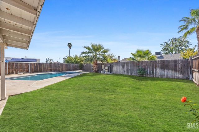 5005 Surrey Lane, Bakersfield, CA 93309