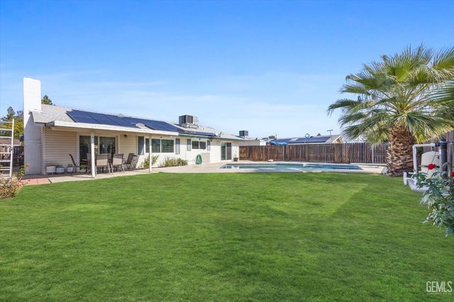 5005 Surrey Lane, Bakersfield, CA 93309