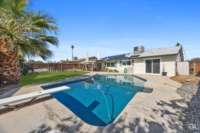 5005 Surrey Lane, Bakersfield, CA 93309