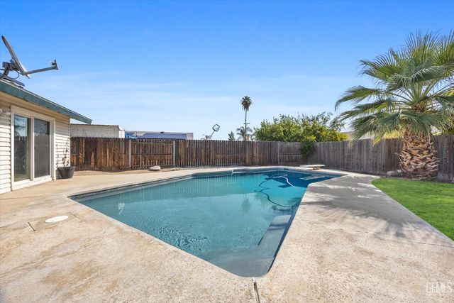 5005 Surrey Lane, Bakersfield, CA 93309