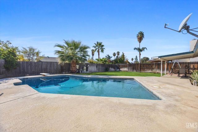 5005 Surrey Lane, Bakersfield, CA 93309