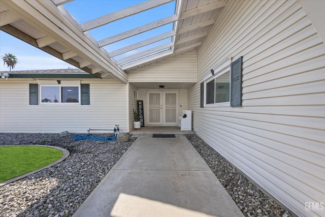 5005 Surrey Lane, Bakersfield, CA 93309