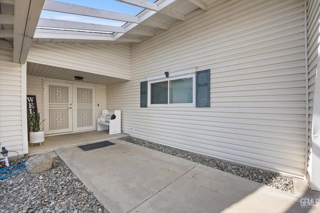 5005 Surrey Lane, Bakersfield, CA 93309